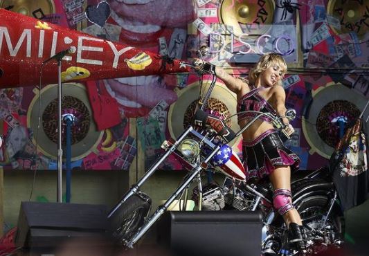 Hasta las lágrimas: Miley Cyrus deslumbró en la apertura del Super Bowl