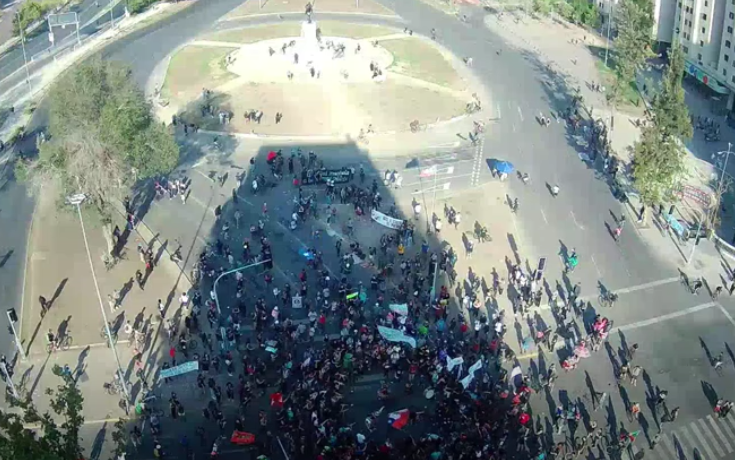 Nuevas manifestaciones en Plaza Baquedano provocan desvíos de tránsito