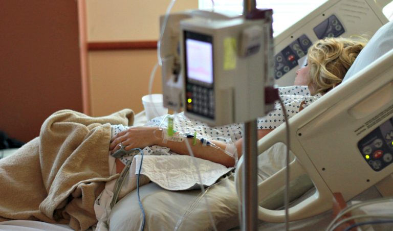 “No le deseo esto a nadie”: Mujer embarazada no creía en el COVID-19 hasta que enfermó y quedó sin aliento