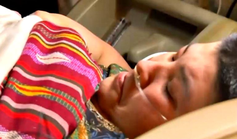 “Sólo puede salir con ayuda de bomberos”: Mujer con obesidad mórbida clama por un mejor tratamiento