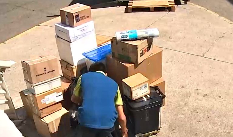 Trabajadores del Hospital San Borja entregan medicamentos en una cancha a todo sol