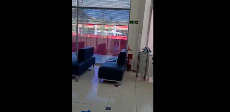 Reportan asalto en mall Plaza Oeste: Delincuentes habrían tomado a un rehén