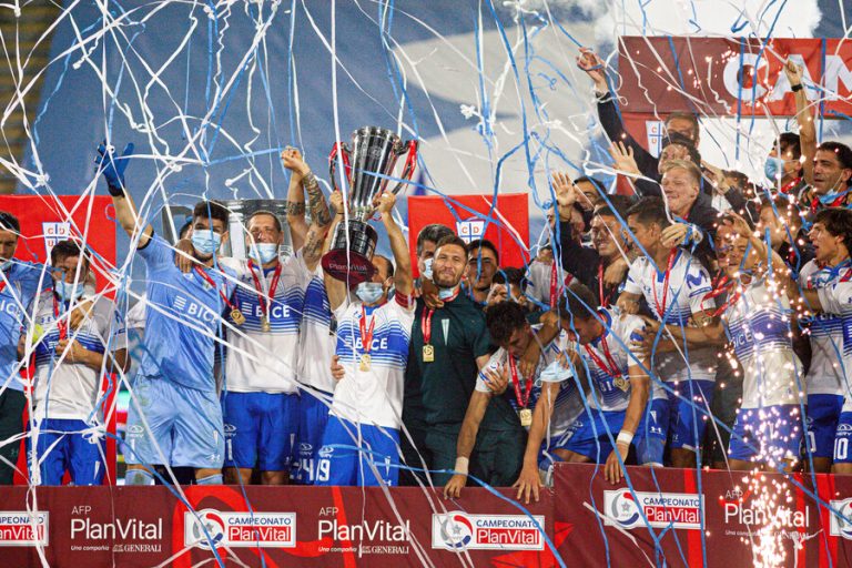 Un punto que hace historia: Católica empató y es el tricampeón del fútbol chileno