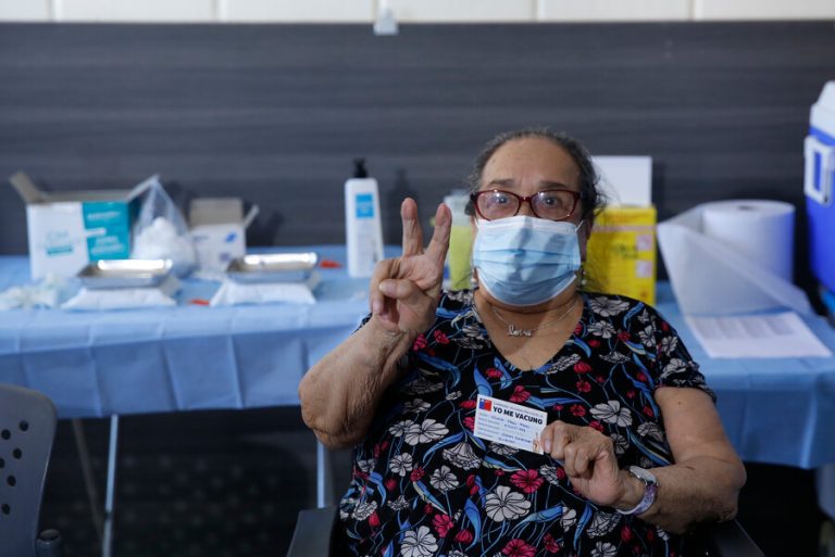 Adultos de 73 y 74 años pueden vacunarse este jueves