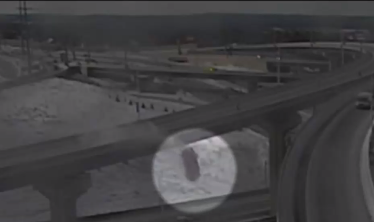 Auto cayó desde un puente de 20 metros de altura y conductor sobrevivió