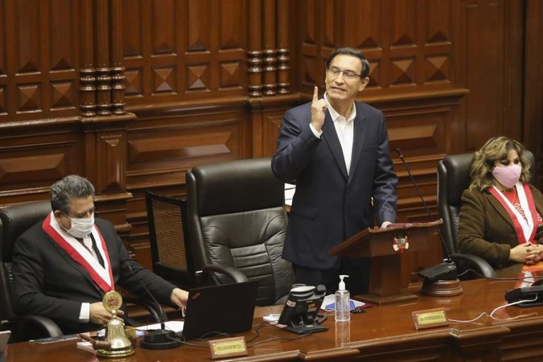 Indignación en gobierno peruano por vacunación a la mala de ex presidente Vizcarra