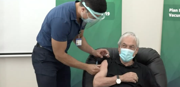 Presidente Piñera fue vacunado con la primera dosis contra el COVID-19