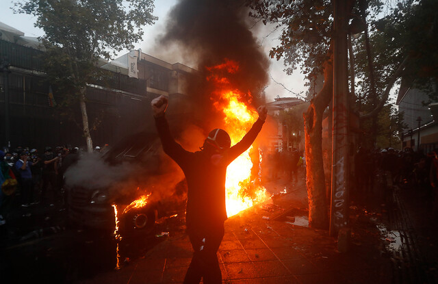 Sería un ingeniero y sin antecedentes: Detienen a sujeto acusado como autor de quema de furgón policial