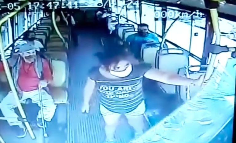Mujer que estaba prófuga de la justicia apuñaló a chofer de bus por pedirle que usara la mascarilla