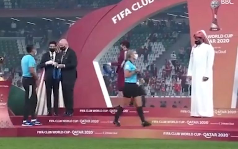 Jeque qatarí le negó el saludo a árbitra de la final del Mundial de Clubes