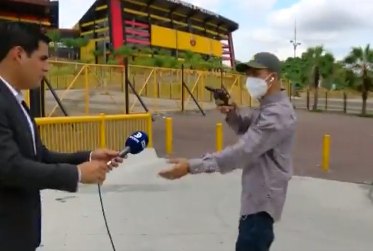 Periodista fue asaltado con una pistola mientras realizaba un despacho en vivo
