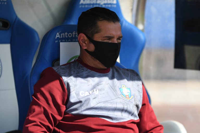 Estuvo sólo dos meses: Héctor Tapia dejó de ser el entrenador de Antofagasta