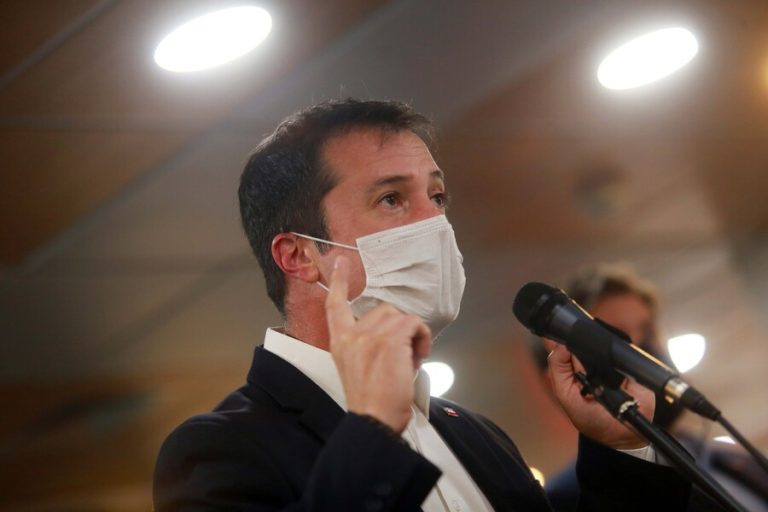 Economía entregará propuesta al Minsal para que trabajadores de rubros clave puedan ser vacunados antes