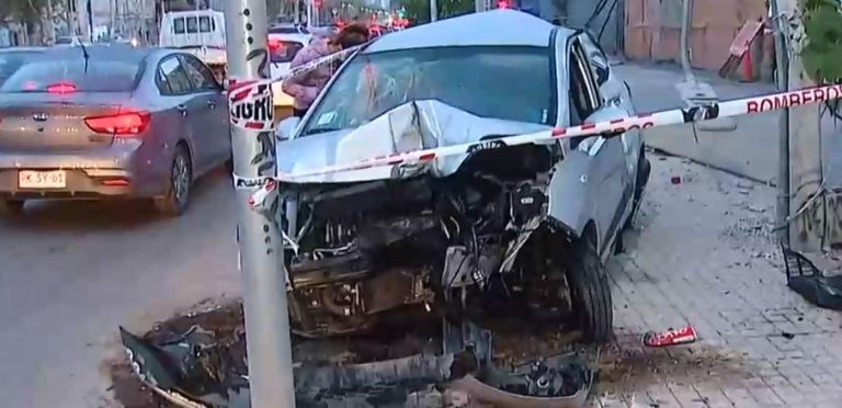 Tres detenidos tras choque en Santiago: Vehículo quedó completamente destruido