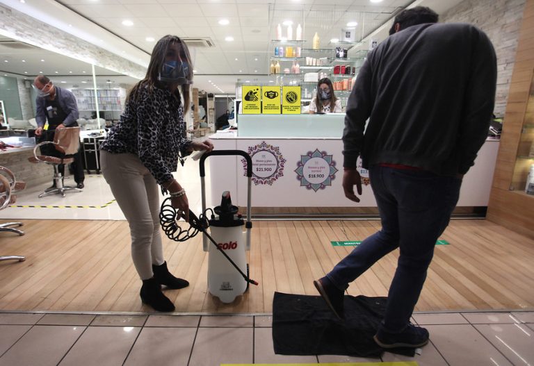 Tapetes de desinfección, limpieza de bolsas y cambiarse la ropa: ¿Funcionan realmente contra el COVID-19?