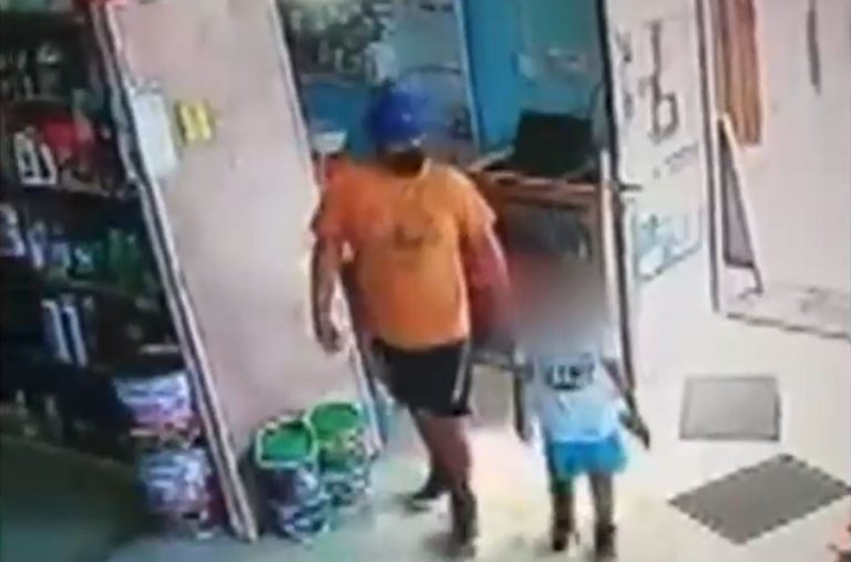 Captan momento en que hombre habría manipulado a un niño para robar computador