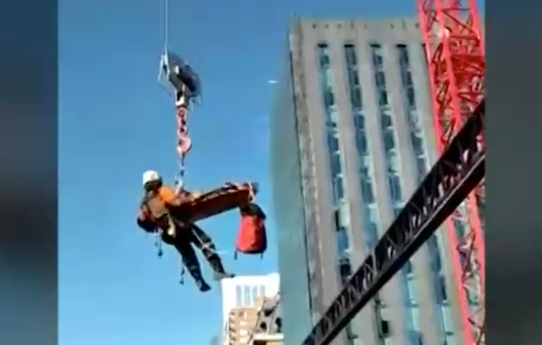 Trabajador es rescatado por Bomberos tras ser golpeado por manga de hormigón en faena de construcción