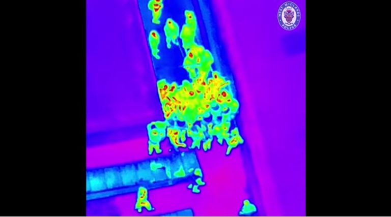 Policía desmanteló fiesta clandestina hasta con drones: Captaron gente arrancando por el techo