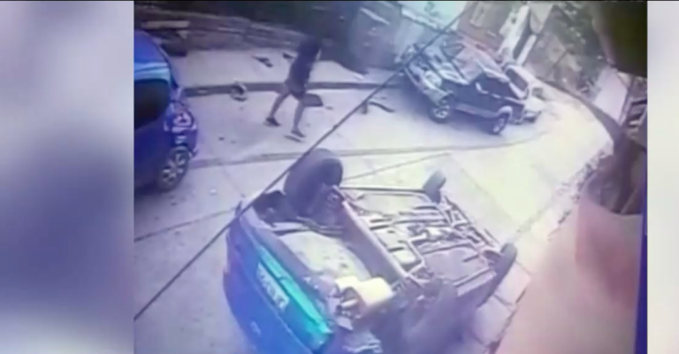 El impactante registro de un auto que cayó en pendiente: Se volcó y estrelló a dos vehículos