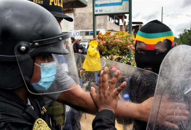 Cerca de 350 migrantes lograron entrar a Perú tras forzar paso fronterizo