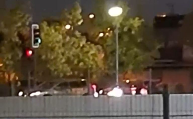 Balearon a adulto mayor en medio de robo: Intentó escapar, chocó al auto de atrás y asaltaron a la otra familia