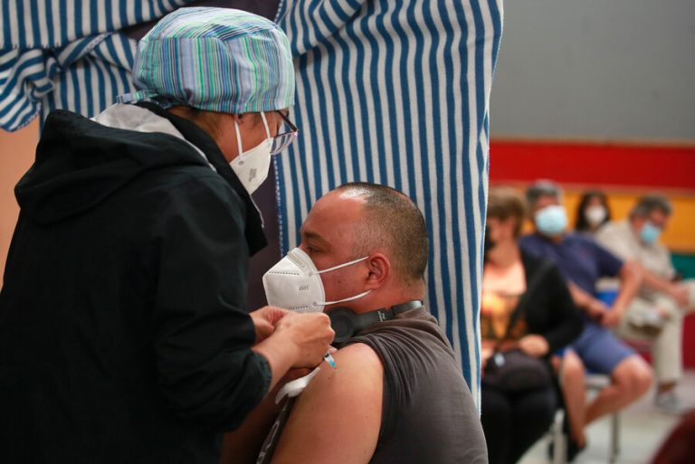 Este jueves le corresponde a las personas de 66 años: Mira el calendario de vacunación acá