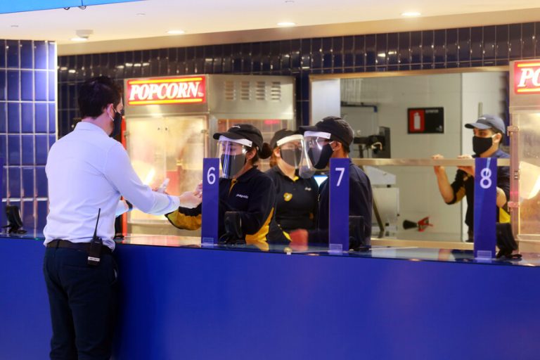 Infectólogo explica qué medidas seguir en el cine y cuándo se recomienda usar doble mascarilla