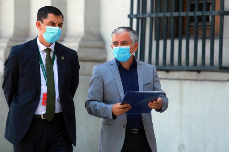 Piden renuncia del ministro Palacios tras dichos sobre el Colegio de Profesores