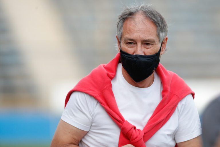 Holan anunció su salida como DT de la UC: 