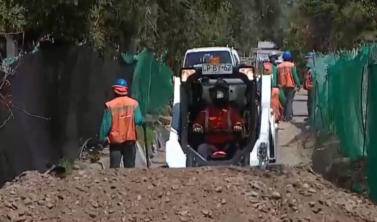 Vecinos denuncian que hace tres meses no pueden sacar sus autos por obras en la calle