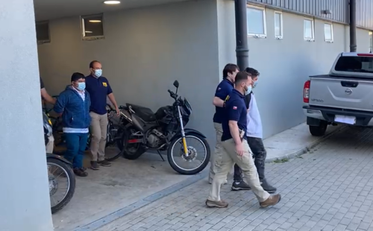 Dictan prisión preventiva para acusados de quemar Municipalidad de Panguipulli tras muerte de Francisco Martínez