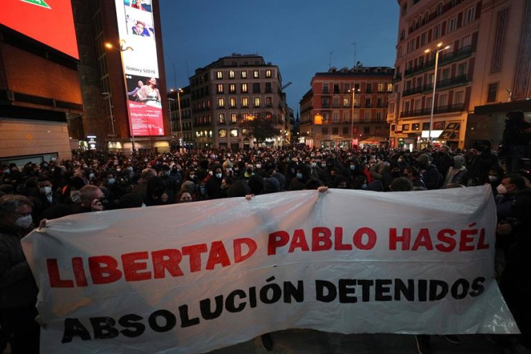 Ciudades españolas viven quinta noche de disturbios por encarcelamiento de Pablo Hasél