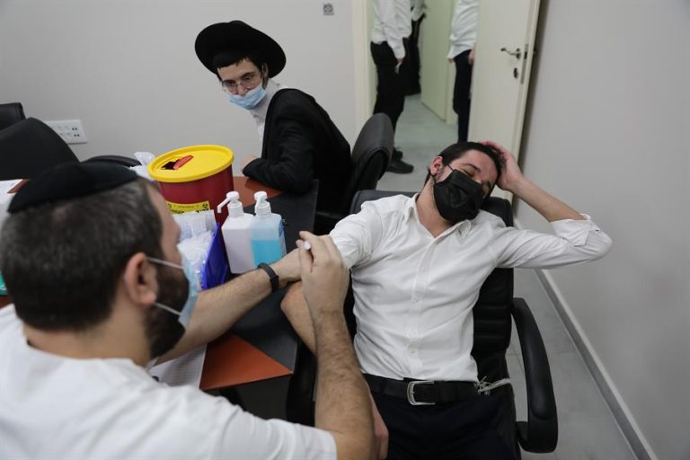 Israel informó que la mortalidad por COVID-19 entre quienes se vacunaron se redujo en un 98,9%