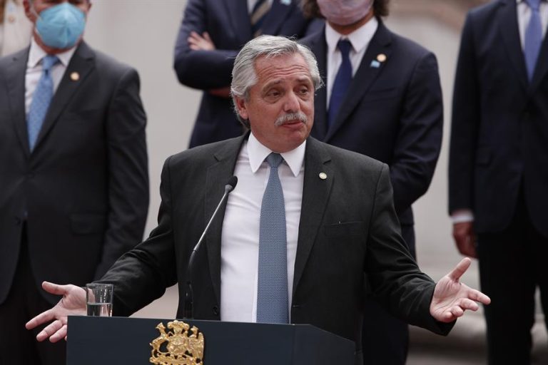 Presidente de Argentina acusa 