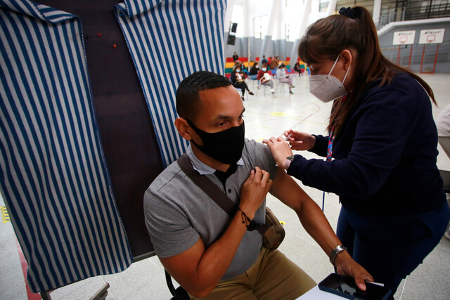 Hoy se retoma vacunación con rezagados sobre 65 años y trabajadores de educación entre 55 y 59 años