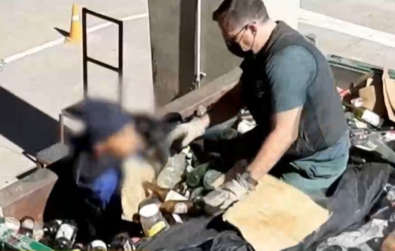 Impactante registro de rescate de inmigrantes al interior de contenedores de basura