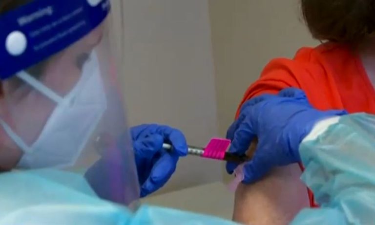 Continúa la vacunación con rezagados y trabajadores de la educación entre 45 y 49 años