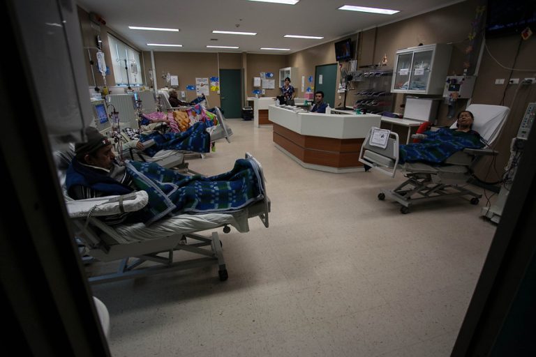 Vacunación de personas dializadas comenzará entre el jueves y el viernes