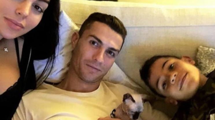 Lo atropellaron: Cristiano Ronaldo mandó a su gato en jet privado a España para su tratamiento