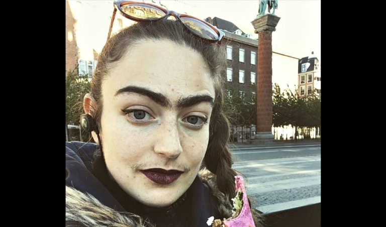 Mujer no se depiló sus cejas y bigote por un año para luchar contra estereotipos de belleza