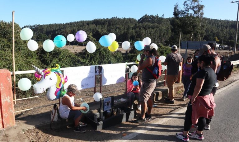 Con globos y pancartas, pero sin consuelo: Decenas de personas realizaron velatón por Tomás