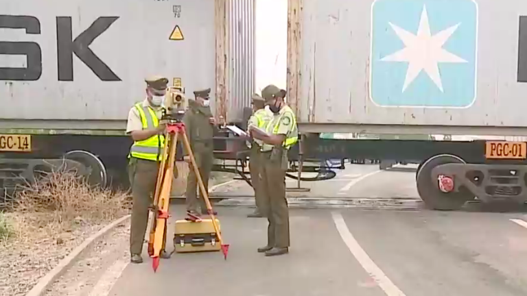 Tren impactó a un auto y dejó un muerto: Vecinos denuncian que hace falta una barrera