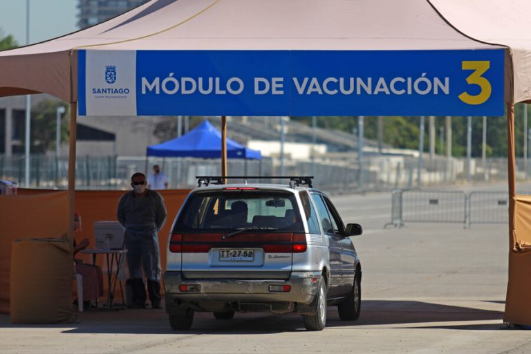 Vacunación en el Parque O'Higgins: ¿Quiénes pueden ser inoculados en sus autos?