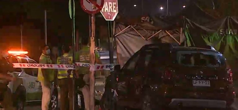 Niña de 7 años murió mientras esperaba para cruzar la calle: Le cayó un semáforo tras un choque