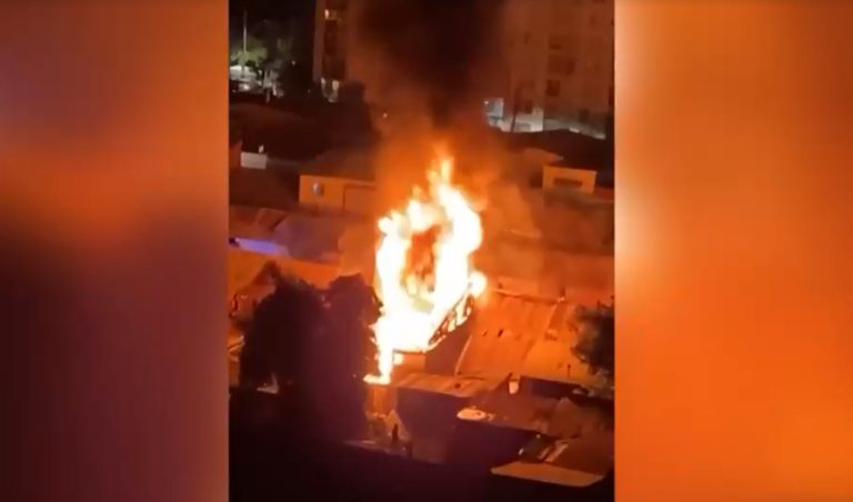 Incendio afectó a tres casas en Independencia: Bombero resultó lesionado por una descarga eléctrica