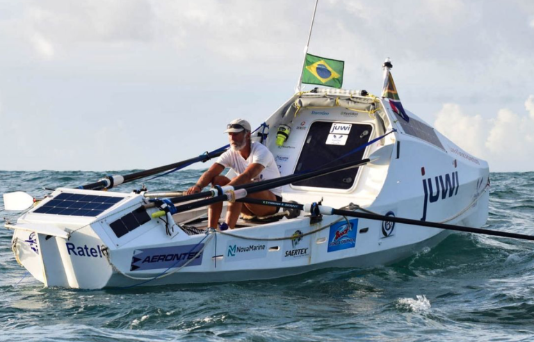 Cruzó el Atlántico remando durante 70 días y rompió récord mundial: 