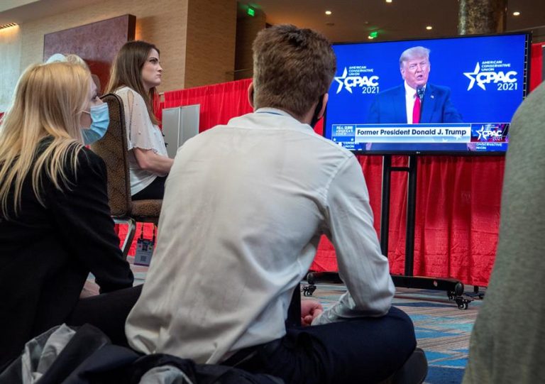 Trump negó nuevamente derrota ante Biden en su primera aparición pública tras dejar la Casa Blanca