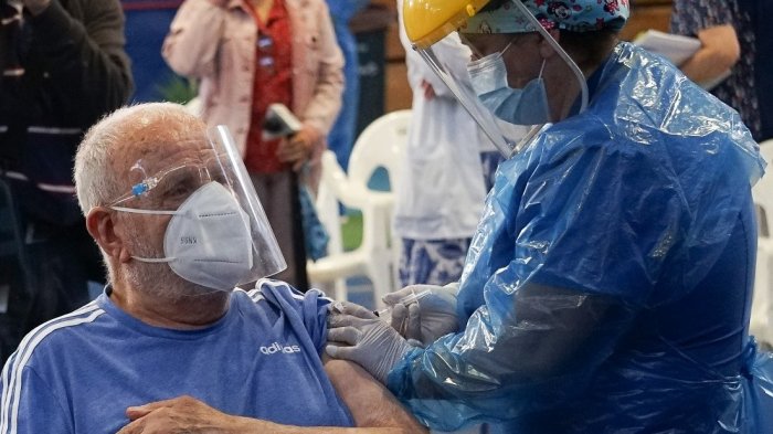 Comenzó vacunación masiva contra el Covid-19: Mayores de 90 años son la primera prioridad