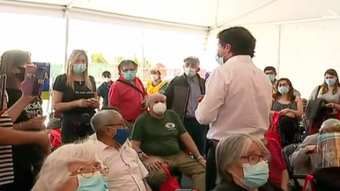 Larga espera para mayores de 90 años en vacunatorio de La Florida: Filas de 2 a 3 horas marcaron primera jornada de inoculación