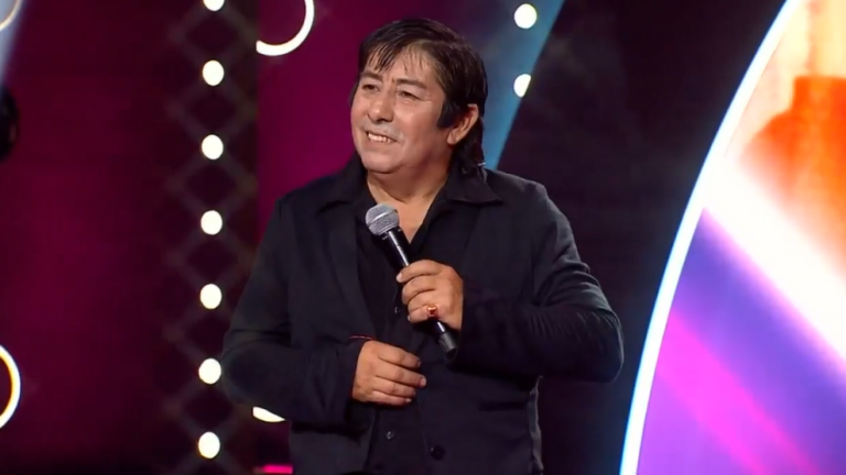 Un Sandro risueño: La energética puesta en escena del imitador del cantante argentino